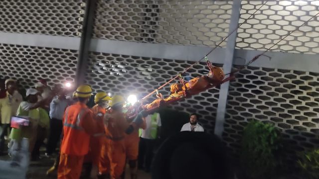 
पंजाब के लुधियाना में अचानक हुआ ब्लैकआउट, सायरन बजते ही शुरू हुई मॉक ड्रिल; 30 लोगों को सुरक्षित निकाला
