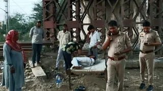 मामले की जांच को मौके पर पहुंची पुलिस।
