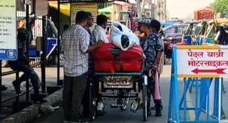 कृष्णानगर के भंसार कार्यालय के सामने भारत से जा रही सामग्री चेक करते कर्मी। -जागरण