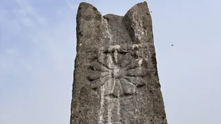 गुमला का 17वीं सदी का नागवंशी कीर्ति स्तंभ खतरे में, संरक्षण की मांग। (फोटो: जागरण)