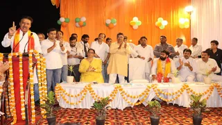 गुलावठी रेलवे स्टेशन पर आयोजित कार्यक्रम में लोगों को संबोधित करते राज्यसभा सदस्य सुरेंद्र सिंह नागर व मंचासीन डीआरएम विनीता श्रीवास्तव। सौ.रेलवे