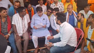 आश्वासन पत्र को पढ़ते विधायक राज सिन्हा।