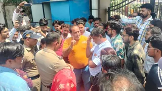 दून मेडिकल कालेज में महिला कर्मचारी को पूजा-पाठ से रोकने के विरोध में शनिवार को प्रदर्शन करते हिन्दू रक्षा दल कार्यकर्ताओं से वार्ता करता कालेज स्टाफ। जागरण