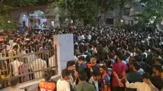सूरत में नाबालिग लड़की से छेड़छाड़ करने पर भीड़ ने आरोपी को जमकर पीटा , स्क्रीनग्रैब