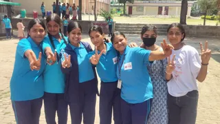 परिणाम जारी होने के बाद छात्राओं द्वारा विजय निशान बनाकर खुशी मनाई गई. Jagran