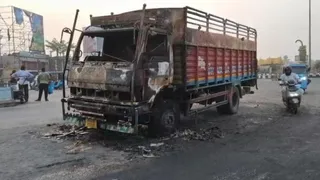 ट्रक में लगी आग। (जागरण)
