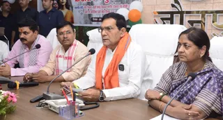 जौनपुर : कलेक्ट्रेट सभागार में मीडिया के सवालों का जवाब देते नगर विकास व ऊर्जा मंत्री एके शर्मा साथ में राज्यसभा सदस्य सीमा द्विवेदी भाजपा जिलाध्यक्ष अजीत प्रजापति व विधायक रमेश चंद्र मिश्रा। जागरण