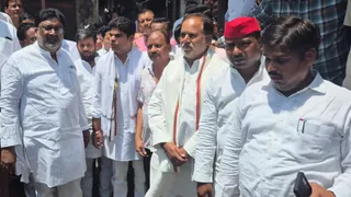 अग्निकांड पीड़ितों से मुलाकात के दौरान सपा सांसद अक्षय यादव।