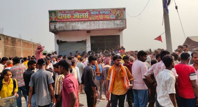 बिहार सीमा में दिनदहाड़े लूट के बाद राहगीर की गोली मारकर की हत्या, भीड़ ने बदमाश को पीटा, बाइक फूंकी
