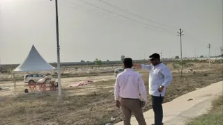 गंगा एक्सप्रेसवे के प्रवेश स्थल के पास गांव बिजौली में लोकार्पण कार्यक्रम की तैयारियां शुरू हो गई हैं। सभा स्थल पर चल रही टेंट लगाने की तैयारी। जागरण