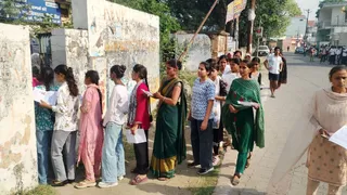 होमगार्ड की परीक्षा के लिए सेंटर पर पहुंचे अभ्यर्थी।