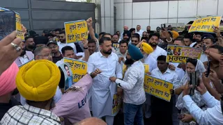 एलपीयू के बाहर प्रदर्शन करते हुए पंजाब एग्रेा इंडस्ट्रीज कार्पोरेशन के चेयमरैन मंगल सिंह बासी व अन्य।