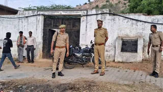 मौके पर मौजूद पुलिस टीम।