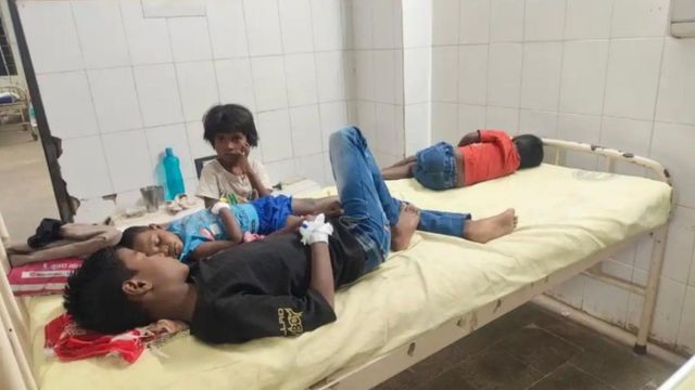 नवादा में बासी मिठाई खाने से दर्जनों बच्चे बीमार, गोद में उठा अस्पताल भागे परिजन
