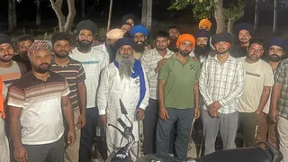 बिजली घर के बाहर एकत्रित लोग।