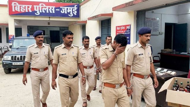 '16000 दो और जाओ', जमुई में शराबबंदी का फायदा उठा वसूली करने वाले 3 होमगार्ड गिरफ्तार 
