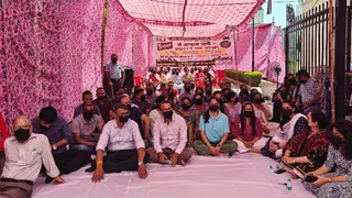 एटीएस कॉलोनी के बाहर धरना देते कॉलोनी के लोग। जागरण