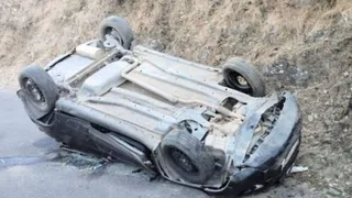 हिमाचल के करसोग में कार सड़क से 400 फीट गहरी खाई में जा गिरी। प्रतीकात्मक फोटो