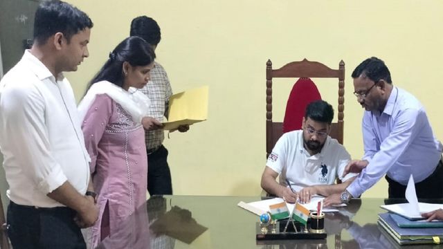 IAS Alok Yadav: कौन हैं आलोक यादव, जो बनें शामली के DM; वेस्ट यूपी में कार्य करने का है उन्हें पूर्व अनुभव