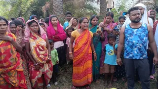 जवाहर नवोदय विद्यालय निरसा के छात्र आयुष टोप्पो के शव के पास खड़े ग्रामीण। (फोटो जागरण)
