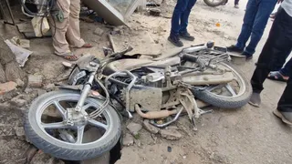 जिला मंडी के डैहर बाजार में स्कूल बस की चपेट में आकर क्षतिग्रस्त हुई बाइक।