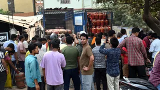 गैस के लिए लाइन में खड़े शिक्षक का सिलेंडर चोरी। फाइल फोटो
