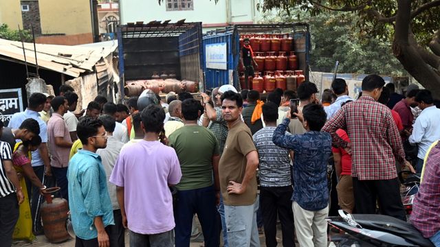 सिद्धार्थनगर में गैस के लिए लाइन में खड़े शिक्षक का सिलेंडर चोरी, पुलिस से की कार्रवाई की मांग
