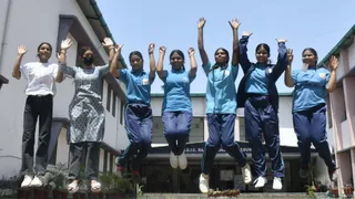 उत्तराखंड बोर्ड 10वीं व 12वीं का परिणाम जारी होने के बाद पीएम श्री जीजीआइसी राजपुर रोड की छात्राएं इस तरह उछलकर खुशी का इजहार करती हुईं। अनिल डोगरा