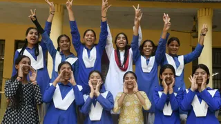 उत्तराखंड बोर्ड 10वीं व 12वीं का परिणाम जारी होने के बाद सीएनआइ गर्ल्स इंटर कालेज की छात्राएं खुशी मनाते हुए। जागरण