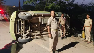 सोनभद्र सड़क हादसे में मृतकों की संख्या चार हुई चालक ने भी तोड़ा दम।