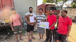 घटना की जानकारी देते हुए स्थानीय लोग।
