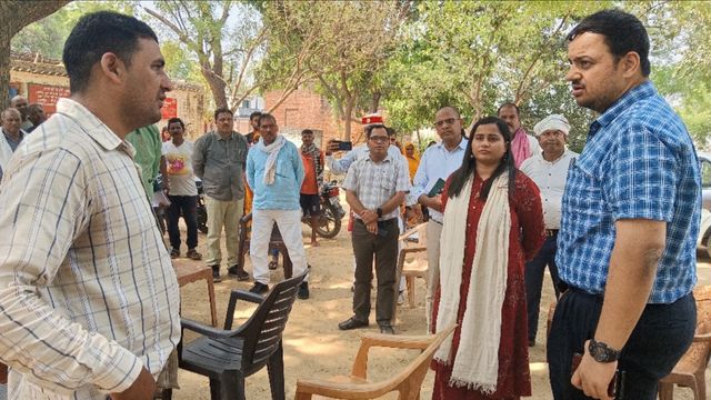 फार्मर रजिस्ट्री को लेकर प्रशासन सख्त, गाजीपुर के गांवों में जांच करने पहुंचे डीएम
