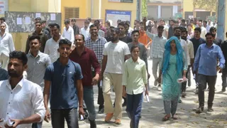 होमगार्ड की परीक्षा के बाद सेंटर से बाहर आते अभ्यर्थी।
