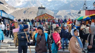 केदारनाथ धाम में यात्रा शुरूआत से लगातार उमड़ा रहा भक्तों का सैलाब। पिछले चार दिनों में अब तक धाम में दर्शनों का आंकडा एक लाख पार पहुंच चुका है। सतीश गैरोला