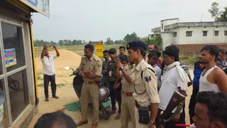 घटनास्थल पर जांच करती पुलिस, गोली लगने से शीशे में बना छेद एवं घटनास्थल पर जुटी लोगों की भीड़। जागरण
