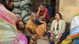 मृतक के रोते बिलखते स्वजन। (जागरण)