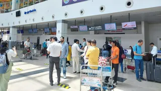 भोपाल एयरपोर्ट पर परेशान यात्री।