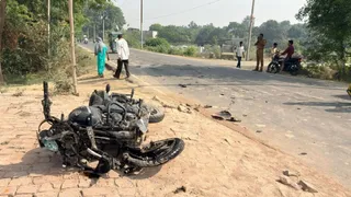 हादसा में क्षतिग्रस्त बाइक।