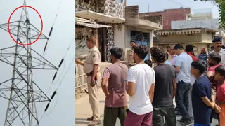 टावर पर चढ़ा युवक व जुटी स्थानीय लोगों की भीड़। जागरण