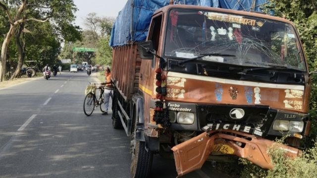 भाई की शादी से दोस्त के साथ बाइक से लौट रहे दो युवकों को डीसीएम ने मारी टक्कर, एक की मौके पर मौत; दूसरा गंभीर
