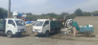 कचरा उठाकर ले जाते कंपनी की ओर से लगाए गए वाहन। जागरण
