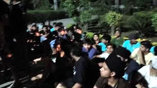 स्कूल के छात्रावास के बाहर हंगामा करते छात्र।