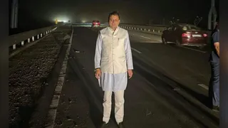 दिल्ली-देहरादून एक्सप्रेसवे से दून लौटने के दौरान एक्सप्रेसवे पर मुख्यमंत्री पुष्कर सिंह धामी रुके और इस अंदाज में तस्वीर साझा की। सूवि