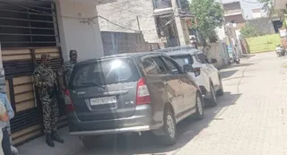 निलंबित डीआईजी हरचरण सिंह भुल्लर के बिचौलिये कृष्णु शारदा के नाभा स्थित घर के बाहर खड़ी ईडी की टीम की गाड़ियां।