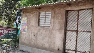 गोकुलपुर स्थित वन विभाग के चेकनाका पर लगा ताला। (जागरण)