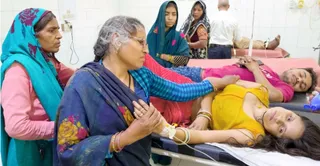 जिला अस्पताल में भर्ती कीर्ति को संभालती उसकी सास रामप्यारी व अन्य स्वजन। जागरण