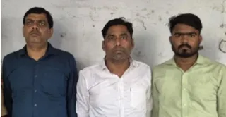बीएनएसडी इंटर कालेज में होमगार्ड परीक्षा के दौरान प्रश्न पत्र केंद्र से बाहर ले जाने पर गिरफ्तार किए गए परीक्षक व केमेस्ट्री प्रवक्ता अखिलेश यादव(मध्य में), साथ में कर्मचारी निर्मल कुमार और संदीप चंद्र विश्वकर्मा। पुलिस विभाग