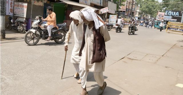महोबा में 'लू' का रेड अलर्ट: पारा 44 डिग्री पहुंचा, अस्पतालों में उमड़ी बीमारों की भीड़; 28 अप्रैल तक रहें सावधान
