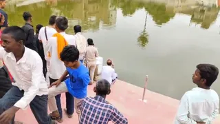 शव मिलने के बाद एकत्रित लोग।