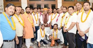 गजनेर कस्बा के मुख्य चौराहे पर नई मूर्ति लगाने के बारे में जानकारी देते एमएसएमई मंत्री राकेश सचान (बीच में)। सौ. कार्यकर्ता